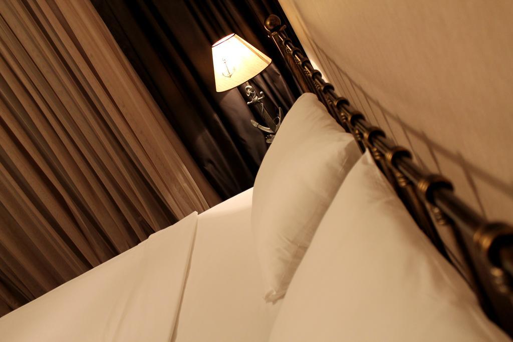 Royal Venezia Hotel Batumi Room photo