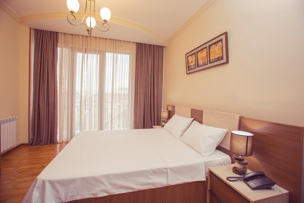 Royal Venezia Hotel Batumi Room photo